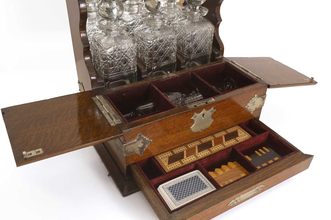 A oak and silver plated three bottles tantalus, early 20th century, - 2