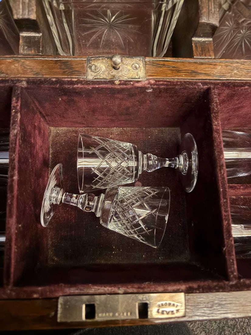 A oak and silver plated three bottles tantalus, early 20th century, - 9