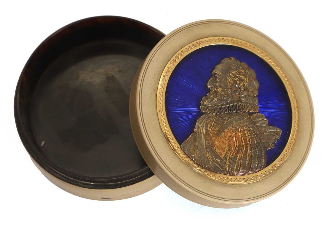 A French enamel tortoiseshell and composition bonbonniere, circa 1790, - 2