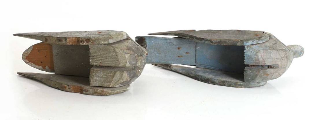 A pair of primitive painted wooden decoy pigeons, 20th century, - 3