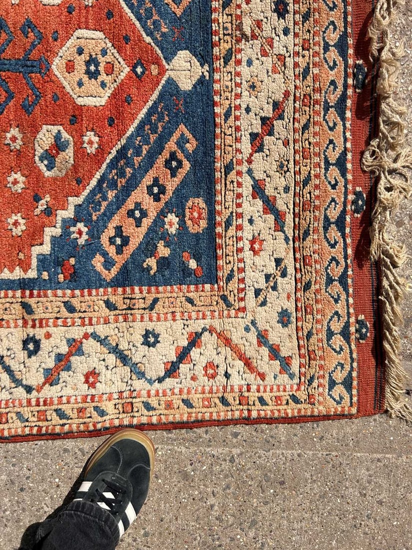 A hand knotted Kazak wool rug, 20th century, - 7