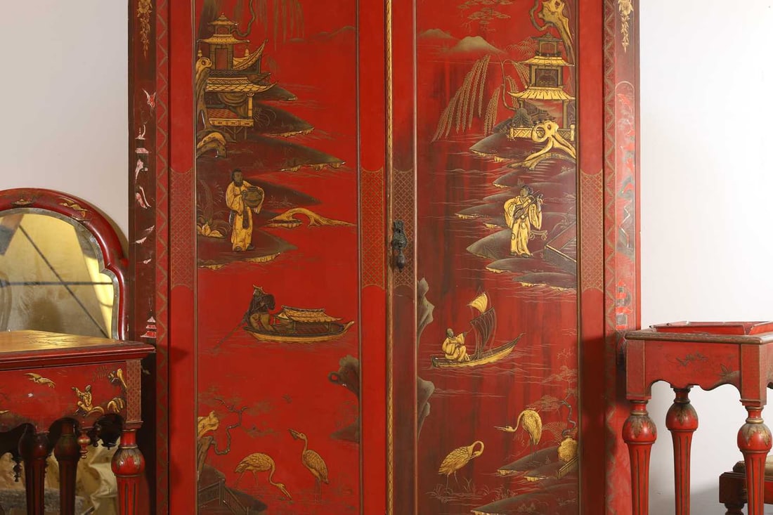 A japanned red chinoserie suite, 20th century, - 4
