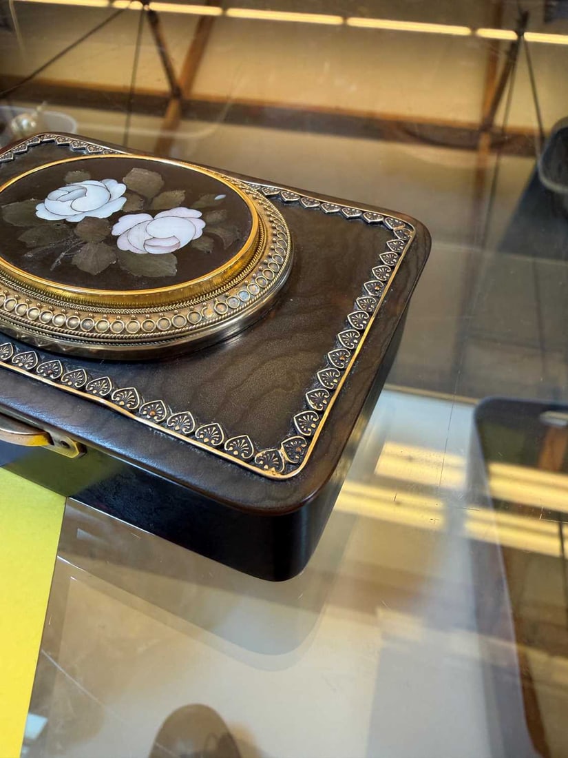 A silver and tortoiseshell box, - 5