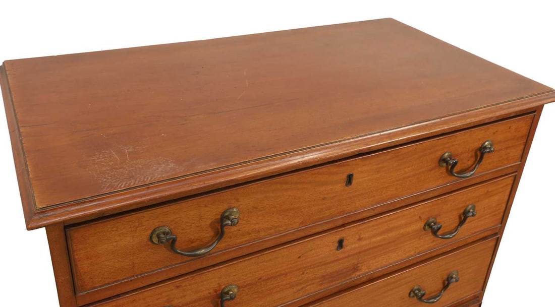 A George III mahogany chest of drawers, c.1780 - 2