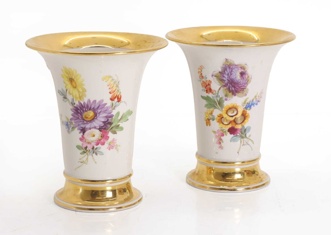 A pair of porcelain bud vases, late 19th / early 20th century, - 2