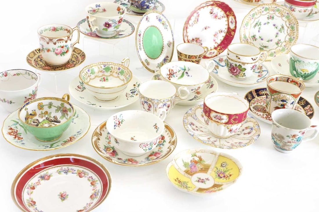A collection of English and Continental tea cups and saucers, 19th century and later, - 3