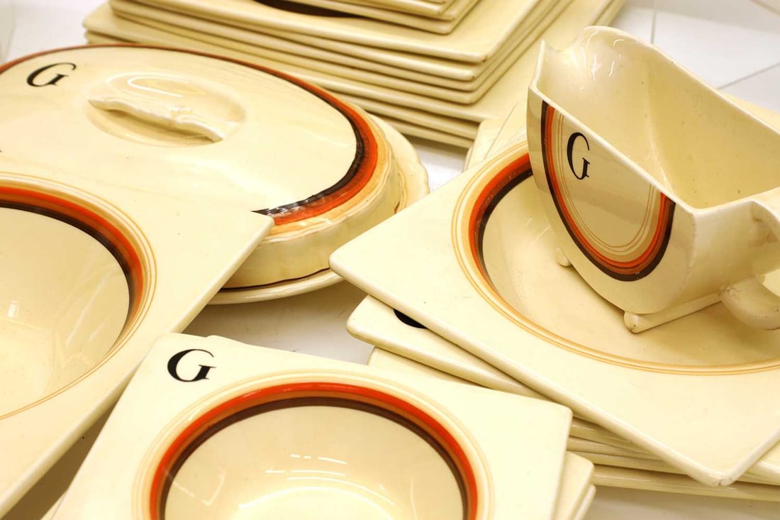 A collection of Clarice Cliff Bizarre dinnerwares, 1930s, each piece banded and with 'G', - 3