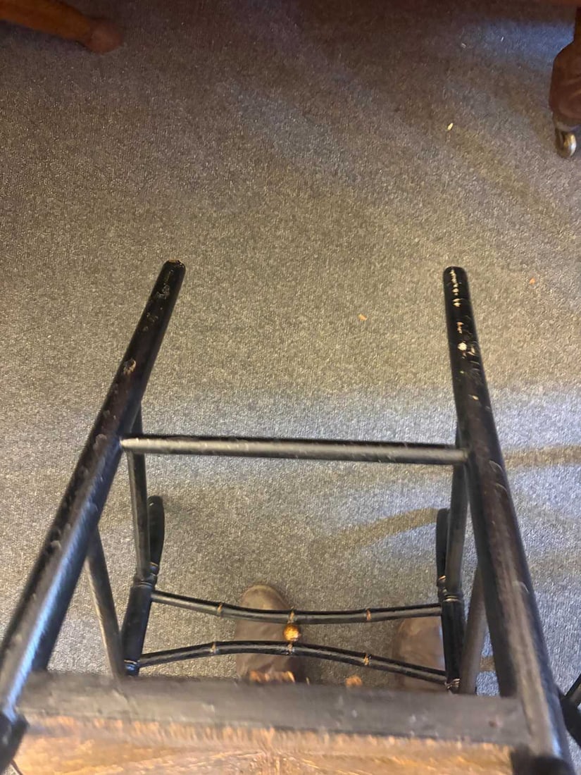 A pair of Regency black and gilt-japanned wooden side chairs, early 19th century, - 5