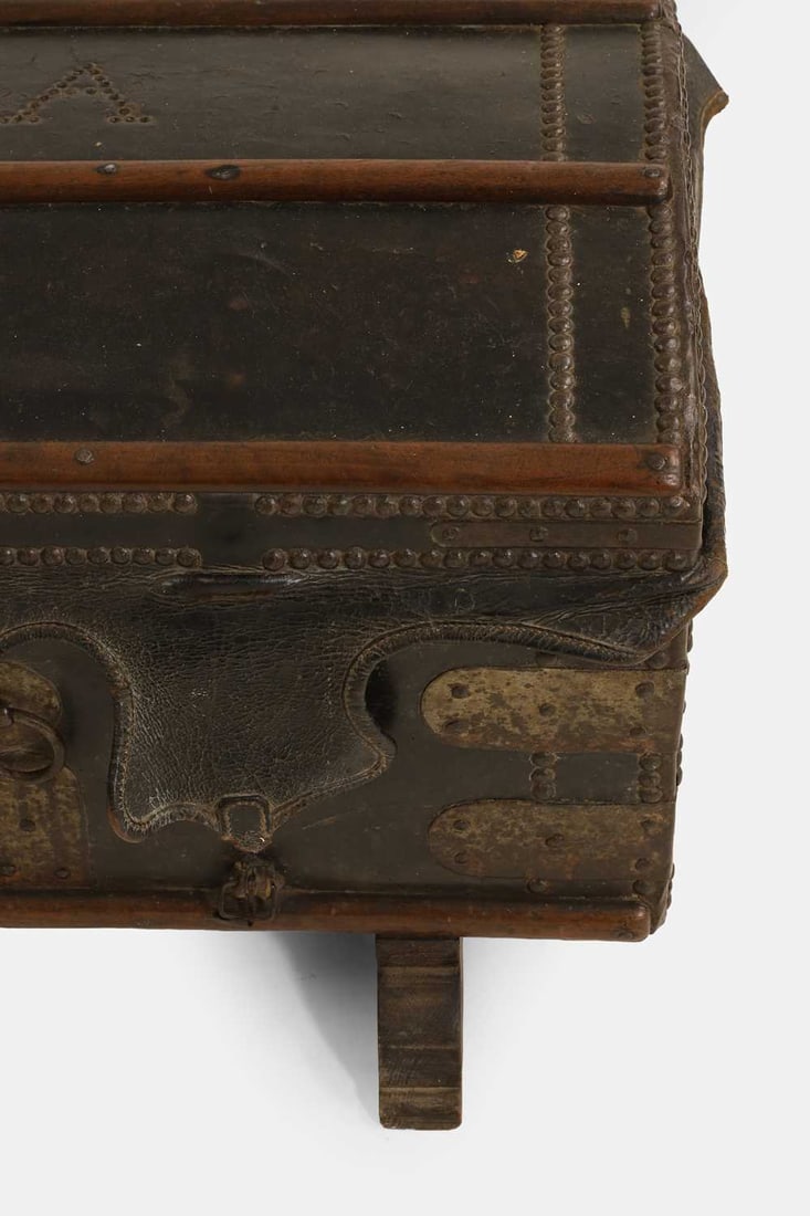 The Aldecoa family leather coach trunk, 19th century, Spanish, - 4