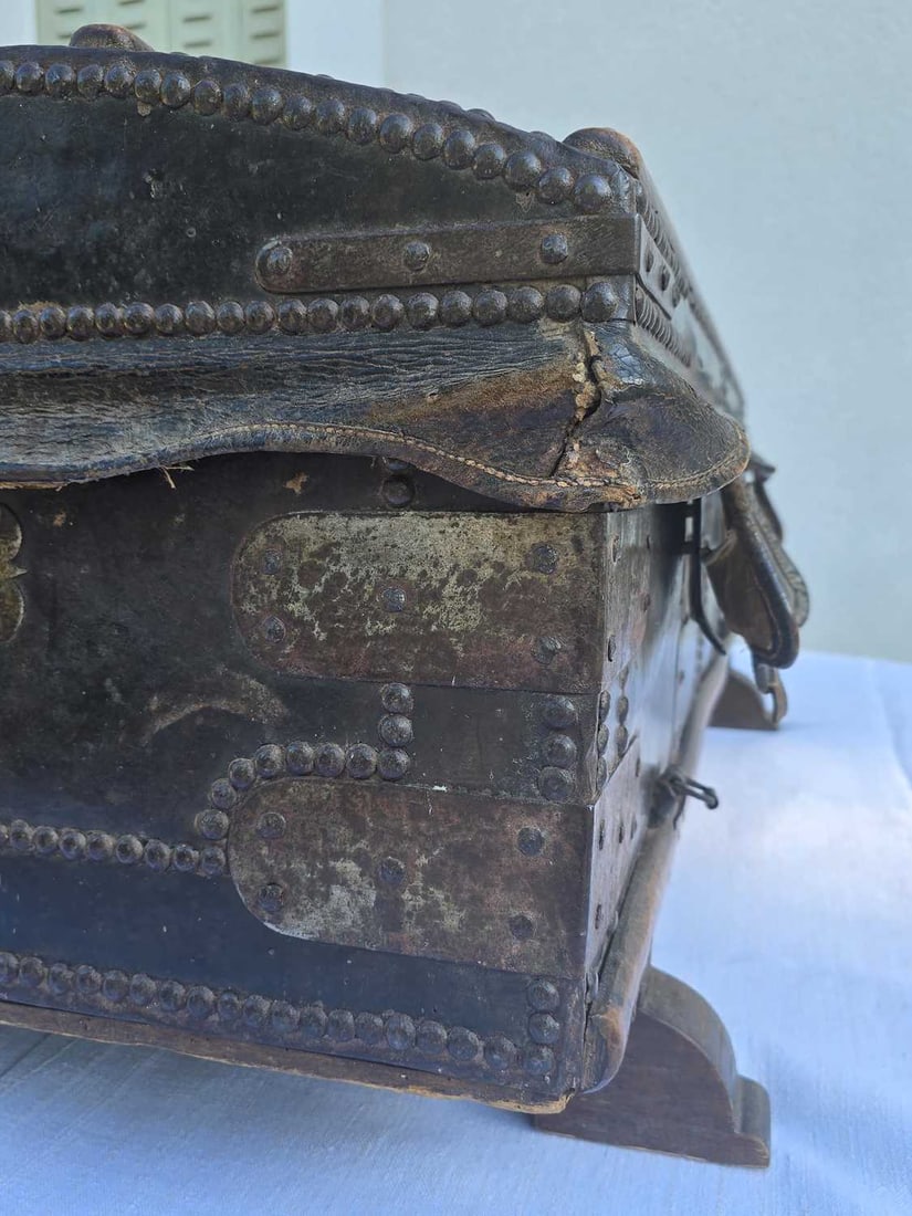 The Aldecoa family leather coach trunk, 19th century, Spanish, - 7