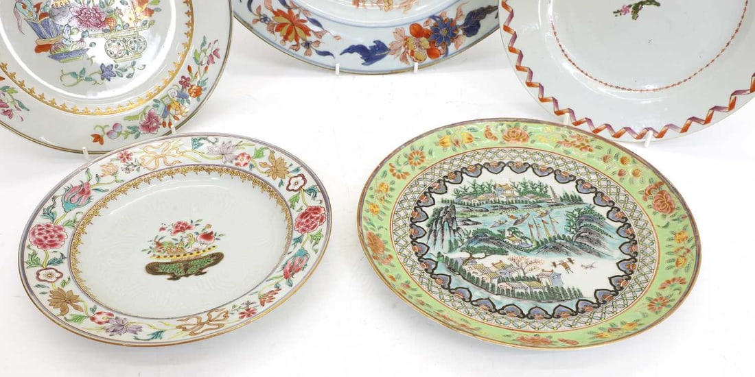 A large Chinese Imari charger, 18th century, - 2