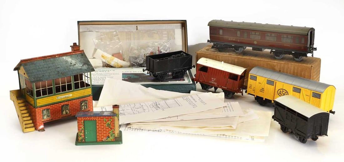 A LMS livery electric 'Duke of York' O Gauge 4-4-0 Loco and 2265 tender, - 3