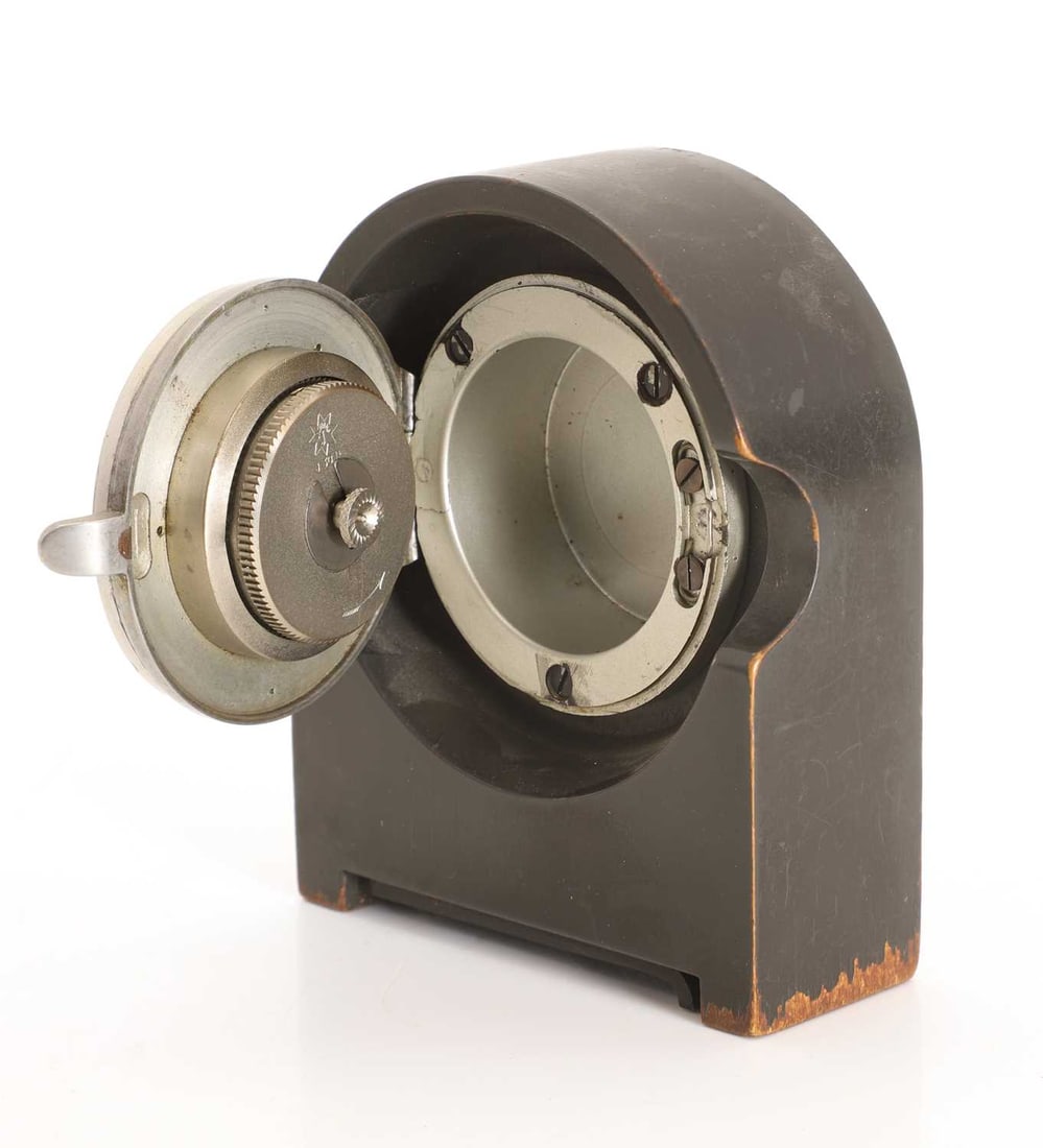 A WWII Kriegsmarine bulkhead clock, by Junghans, - 3