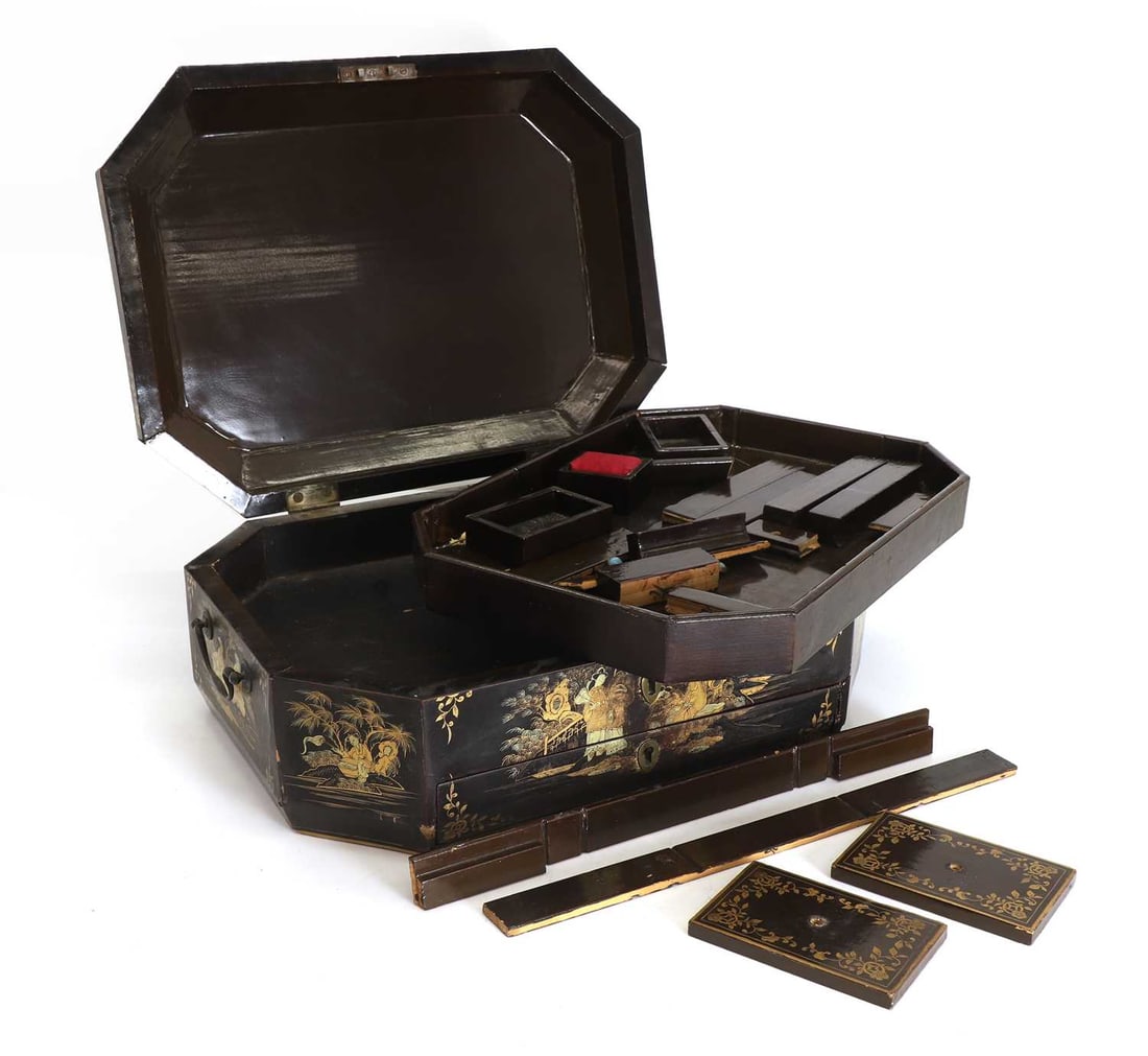 A Chinese export lacquered and gilt box, 19th century, - 2