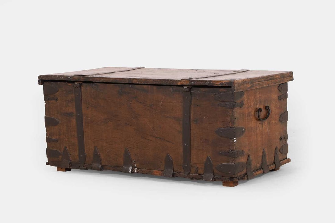 A teak and iron-bound chest, late 18th/early 19th century, possibly Indian, - 3