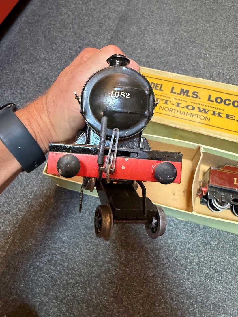 A Bassett-Lowke O Gauge 4-4-0 Loco & Tender LMS maroon 'Compound' No.1082, - 3