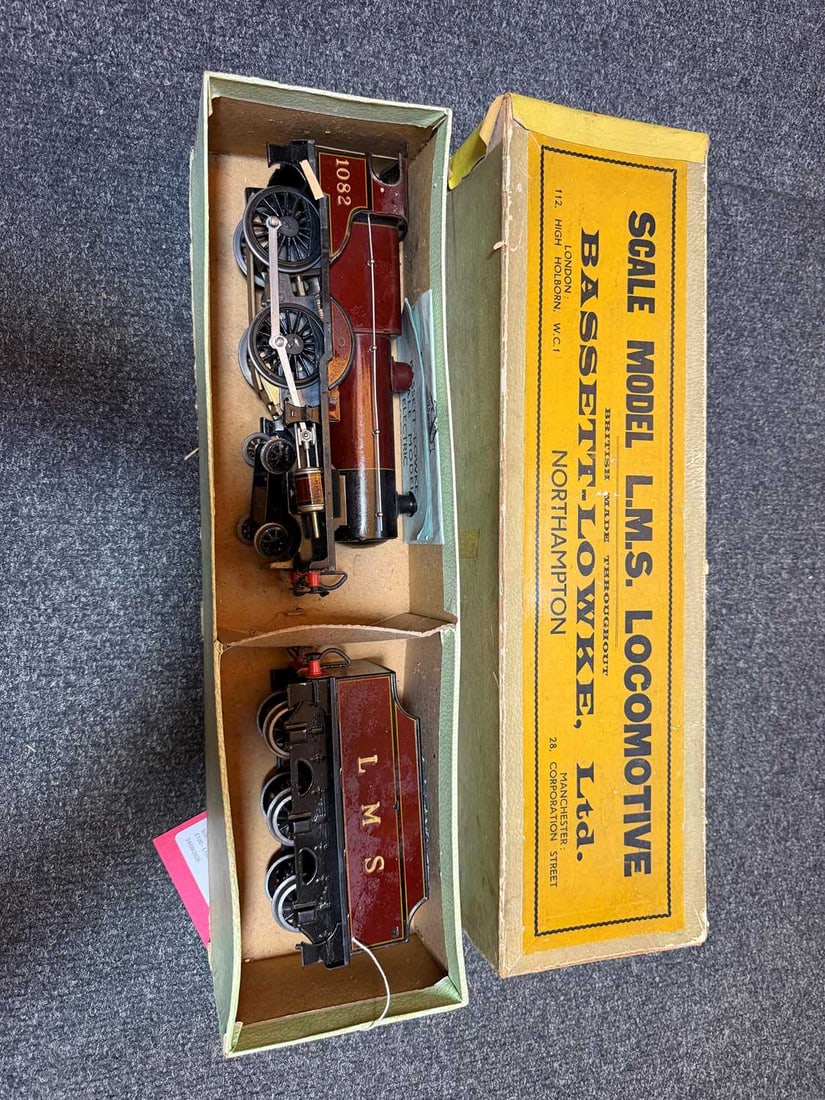 A Bassett-Lowke O Gauge 4-4-0 Loco & Tender LMS maroon 'Compound' No.1082, - 5