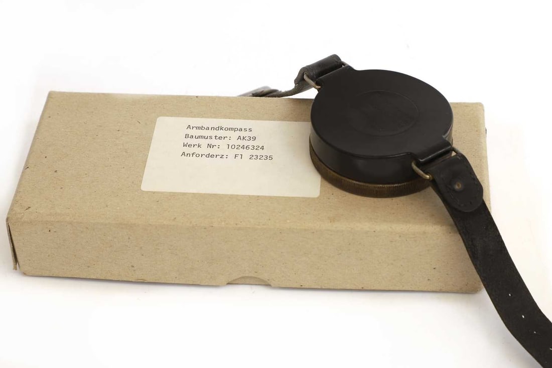 A German Luftwaffe AK39 Wrist Compass (Armbandkompass) 1940s, - 3