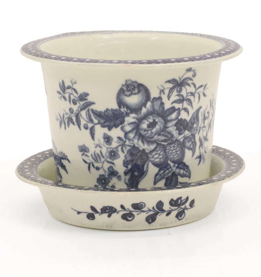 A Worcester blue and white porcelain jardinière and stand, circa 1770: A Worcester blue and white porcelain jardinière and stand, circa 1770 decorated in the 'Pinecone' pattern, each of tapering form with a flat rim, crescent moon marks jardiniere 13.8cm diameter,