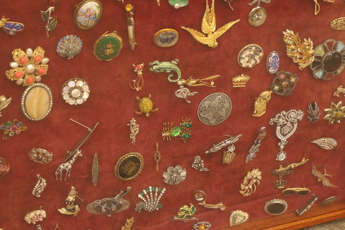 A collection of vintage jewellery brooches, - 2