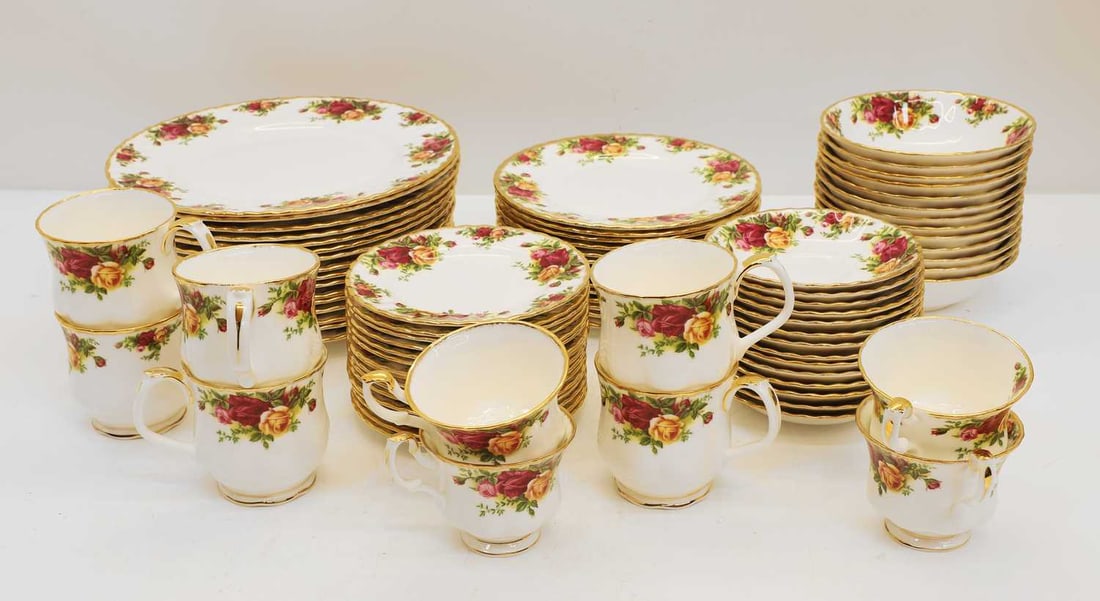 An extensive Royal Albert 'Old Country Roses' dinner and tea service, - 2