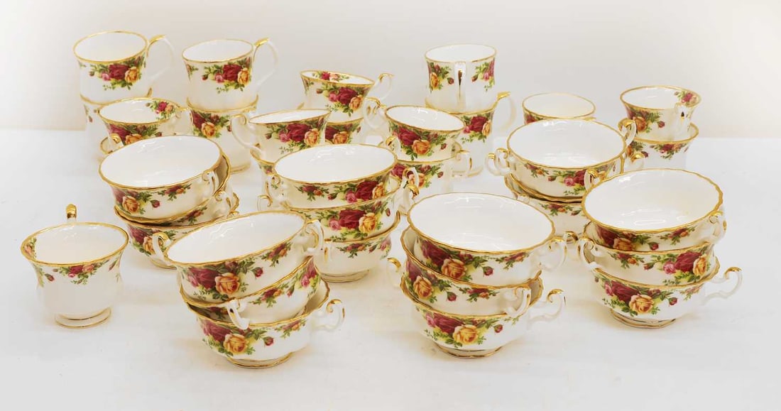 An extensive Royal Albert 'Old Country Roses' dinner and tea service, - 3