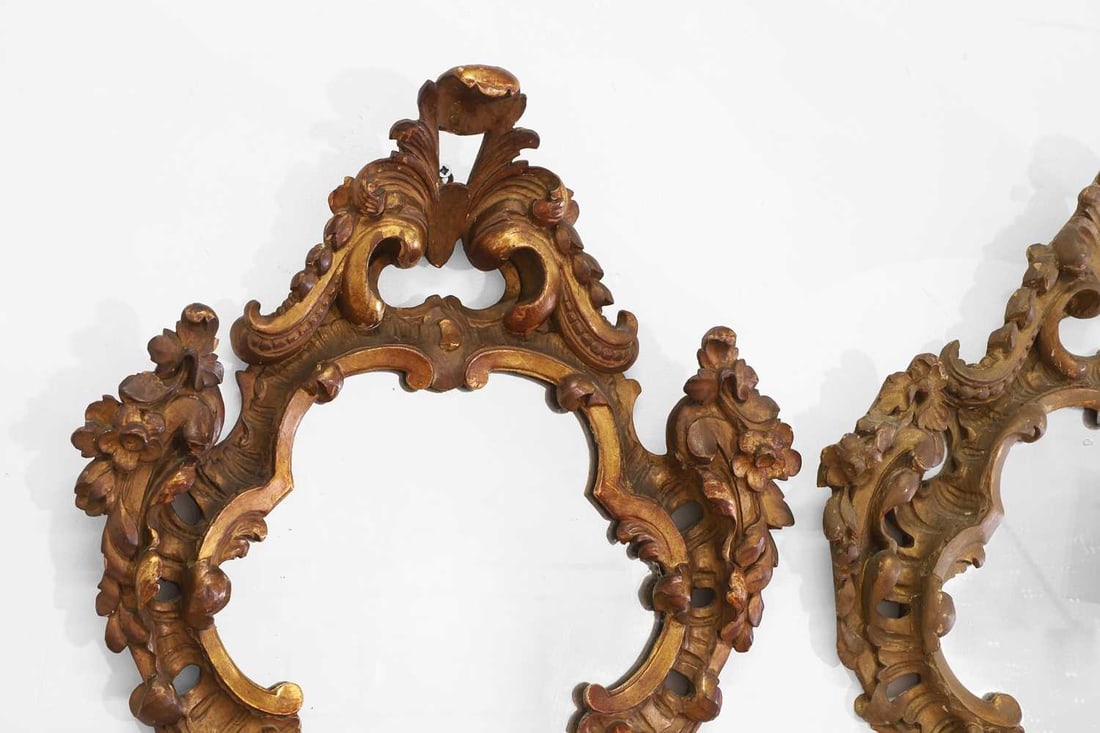 A pair of carved and painted wooden wall mirrors, 20th century, Italian, - 5