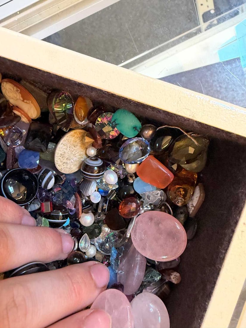 A specimen box of semi precious stones, - 3