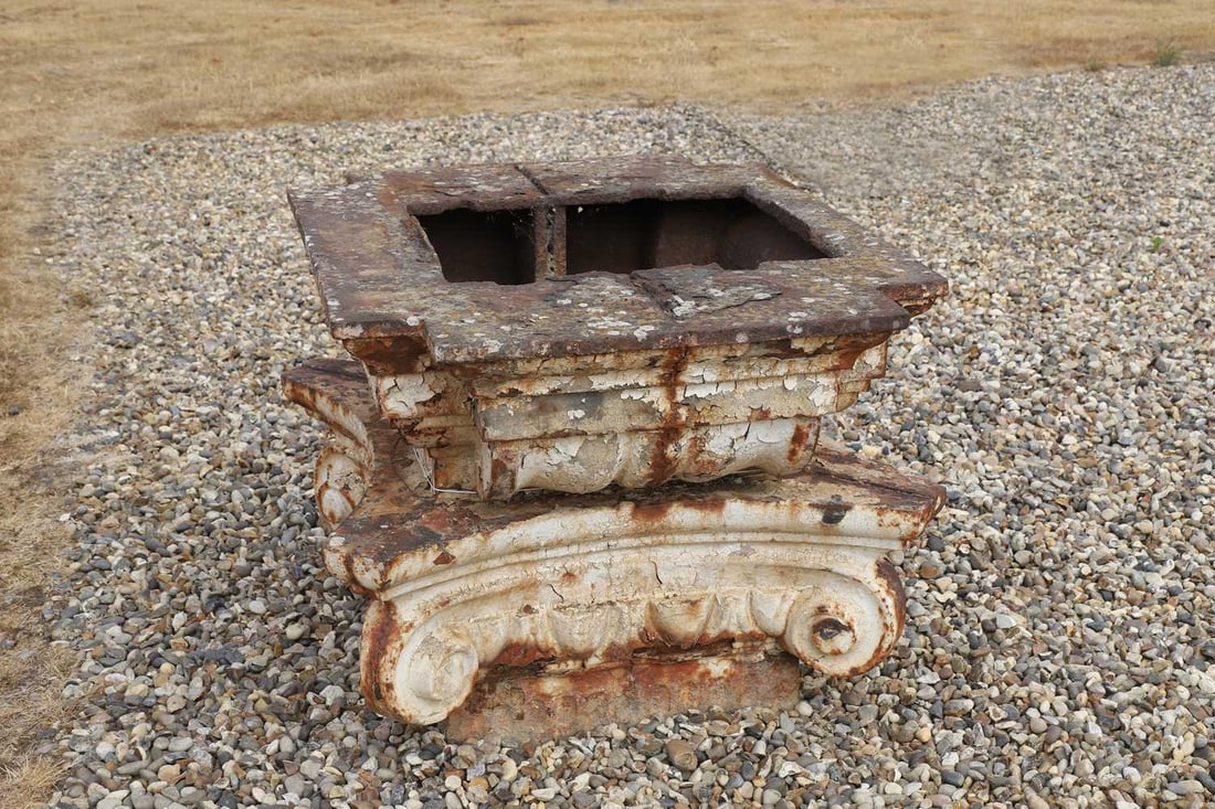 A large cast iron capital 19th century,: A large cast iron capital 19th century, Corinthian detailing and scrolled edges. above scrolled base 75cm wide, 64cm high Condition Report: Would need specialist haulage to collect.
