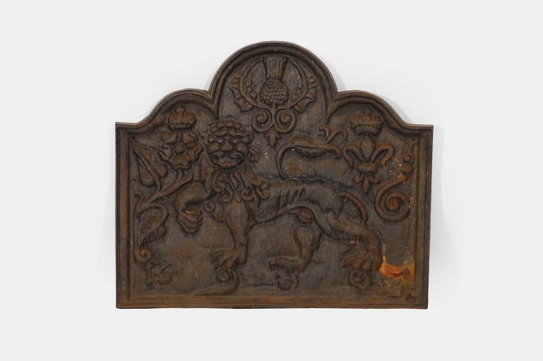 A large cast iron fireback, late 19th/early 20th century, (1 of 3)