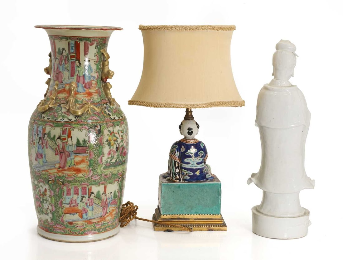 A collection of three Chinese porcelain items, 19th-20th century, - 2