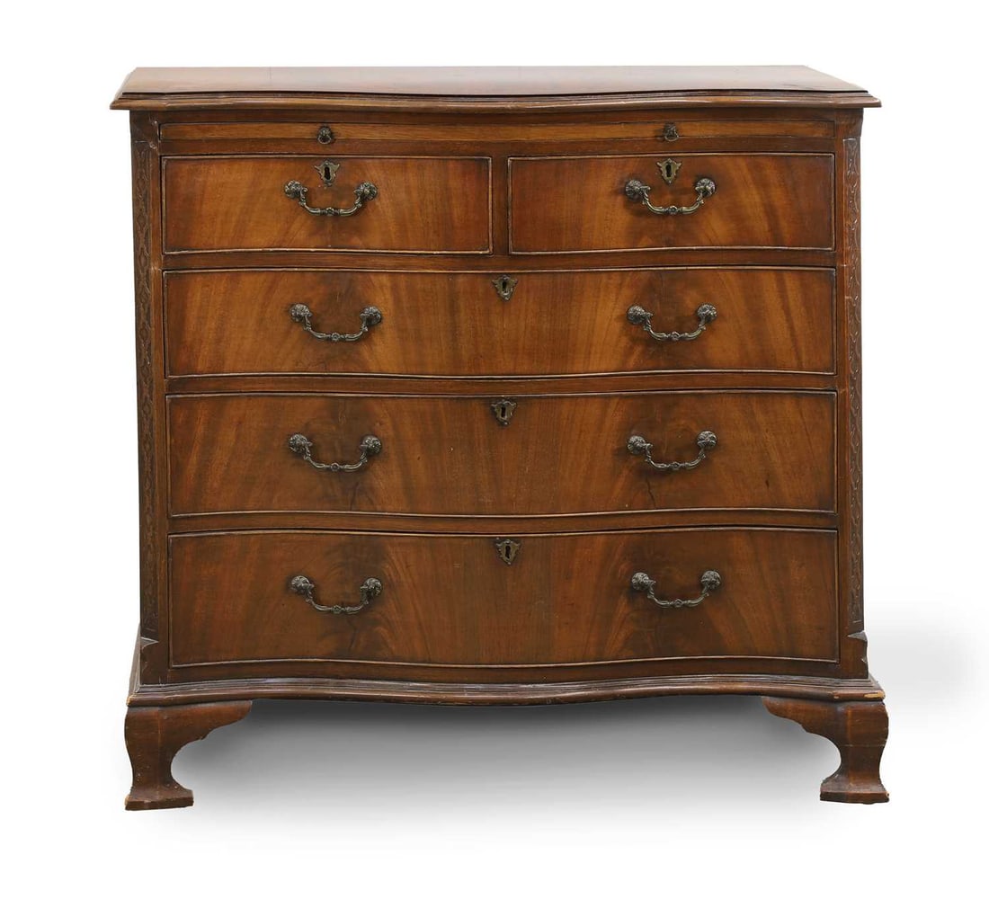 A George III-style mahogany serpentine chest of drawers 20th century (1 of 2)