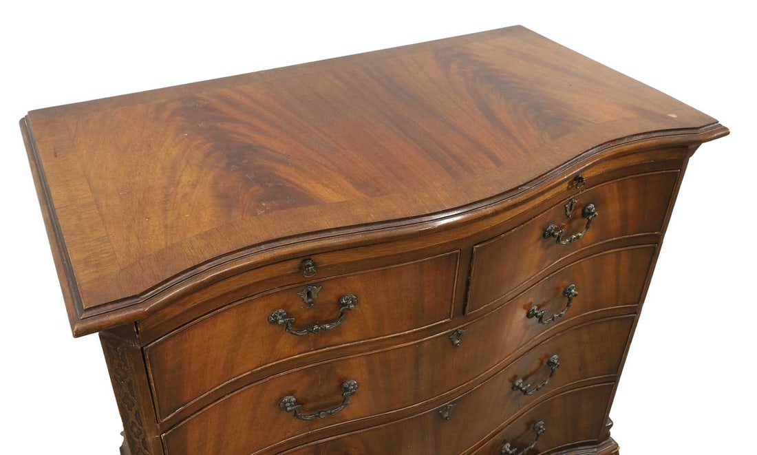 A George III-style mahogany serpentine chest of drawers 20th century - 2