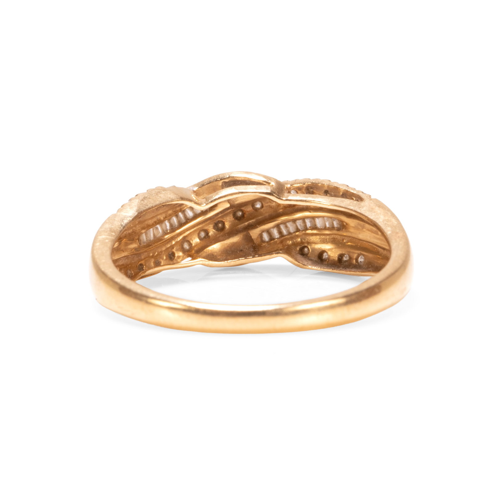 A wave design diamond ring, - 2