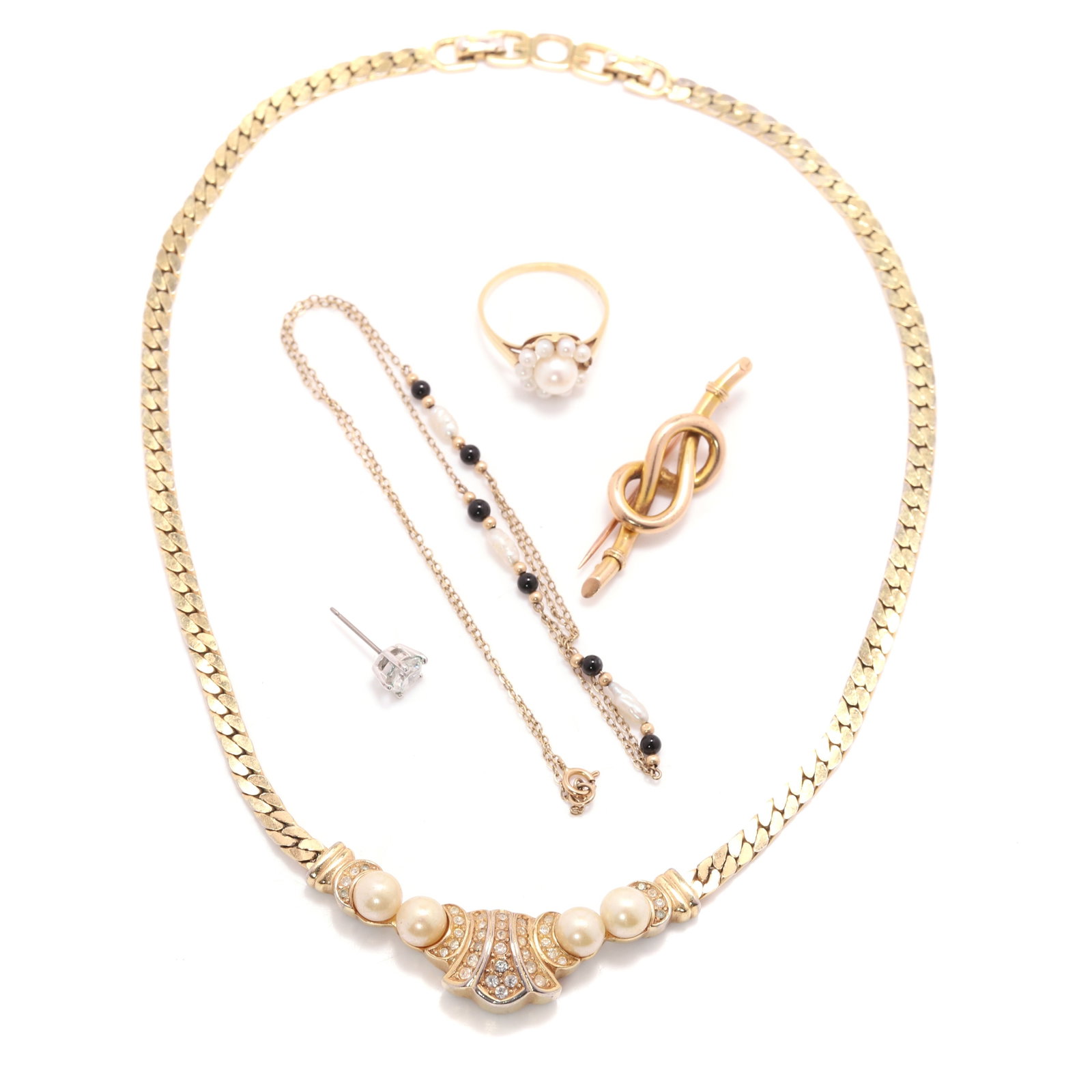 A small collection of assorted jewellery,: A small collection of assorted jewellery, to include a Victorian gold knot brooch, stamped 15ct, pin deficient, a fine trace link chain with rice pearls, stamped 375, a 14ct gold cultured pearl ring, 