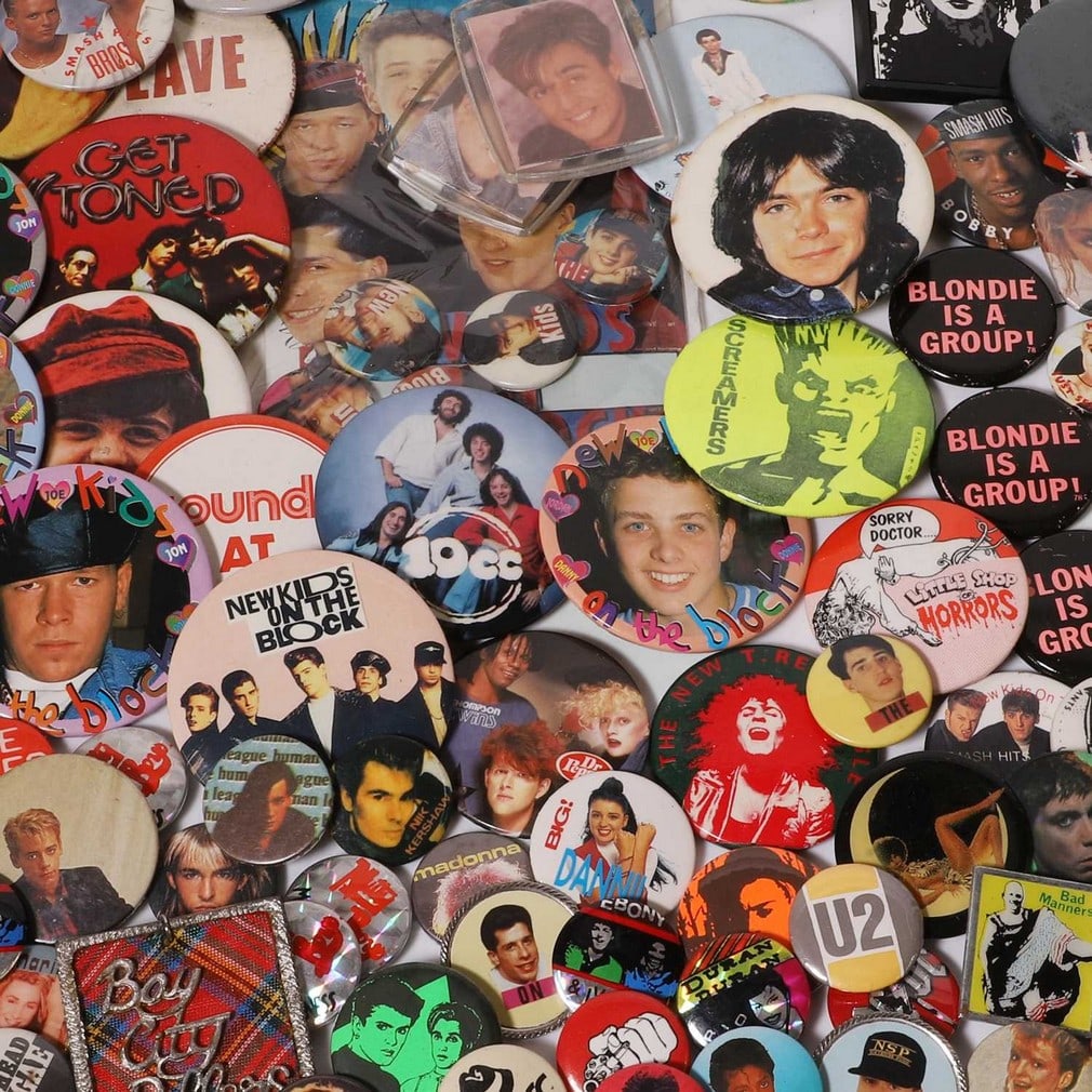A large collection of badges,: A large collection of badges, mainly music related, including some punk bands, 1960s and later (various sizes) (qty.) Condition Report: Please contact the department.