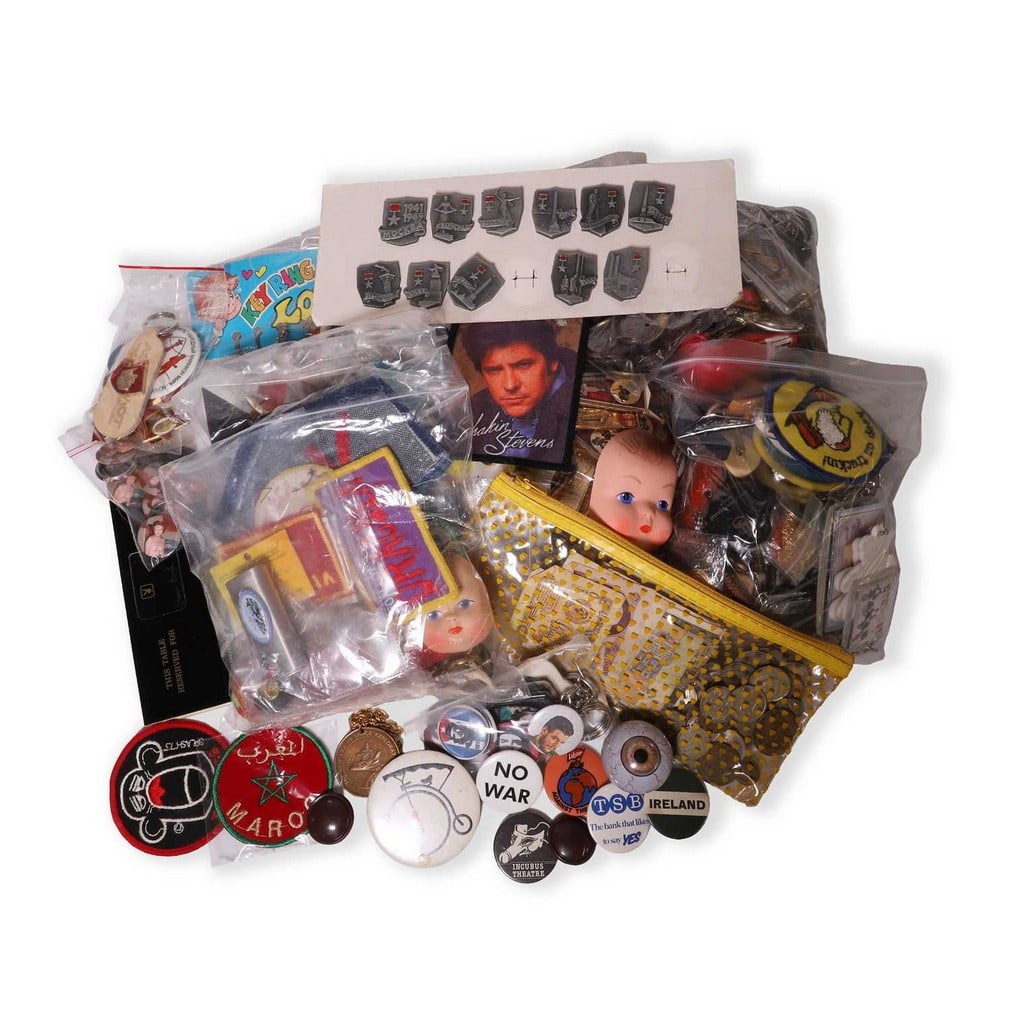 A large collection of badges, keyrings and other novelty items: A large collection of badges, keyrings and other novelty items from the 1970s, 1980s and 1990s (qty.) Condition Report: Please contact the department.