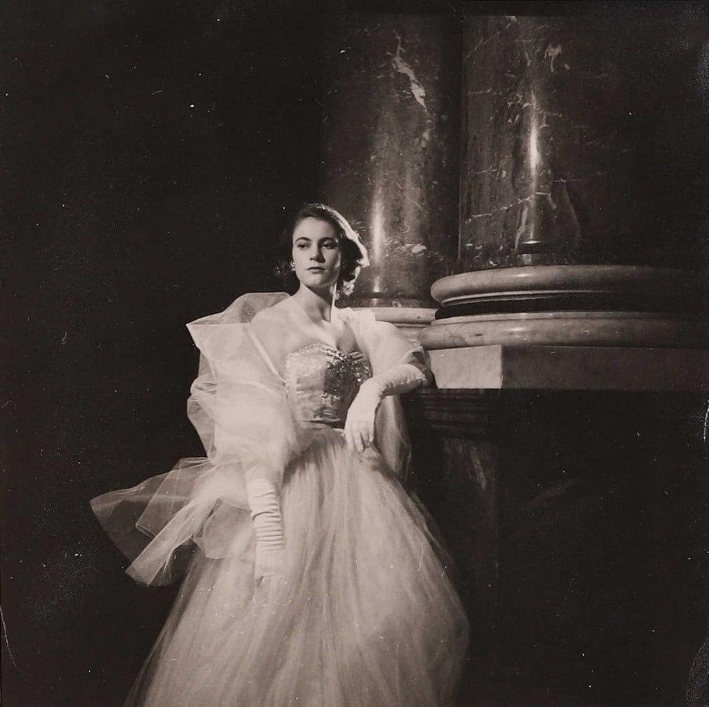 ▲ Cecil Beaton (British, 1904-1980) Lady Jane Heathcote-Drummond-Willoughby, aged eighteen (1 of 3)