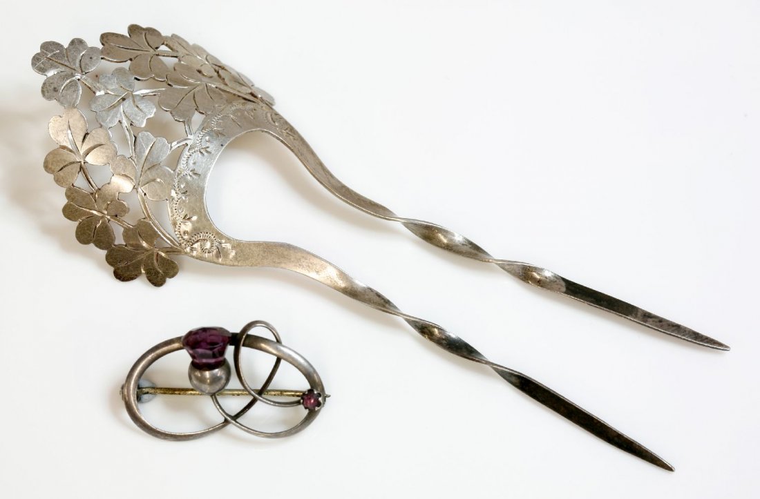 An Edwardian sterling silver hair comb, by Cornelius: An Edwardian sterling silver hair comb, by Cornelius Desormeaux Saunders and James Francis Hollings Shepherd, with an arched, fan-shaped top with pierced shamrock decoration, hand engraved wriggle dec