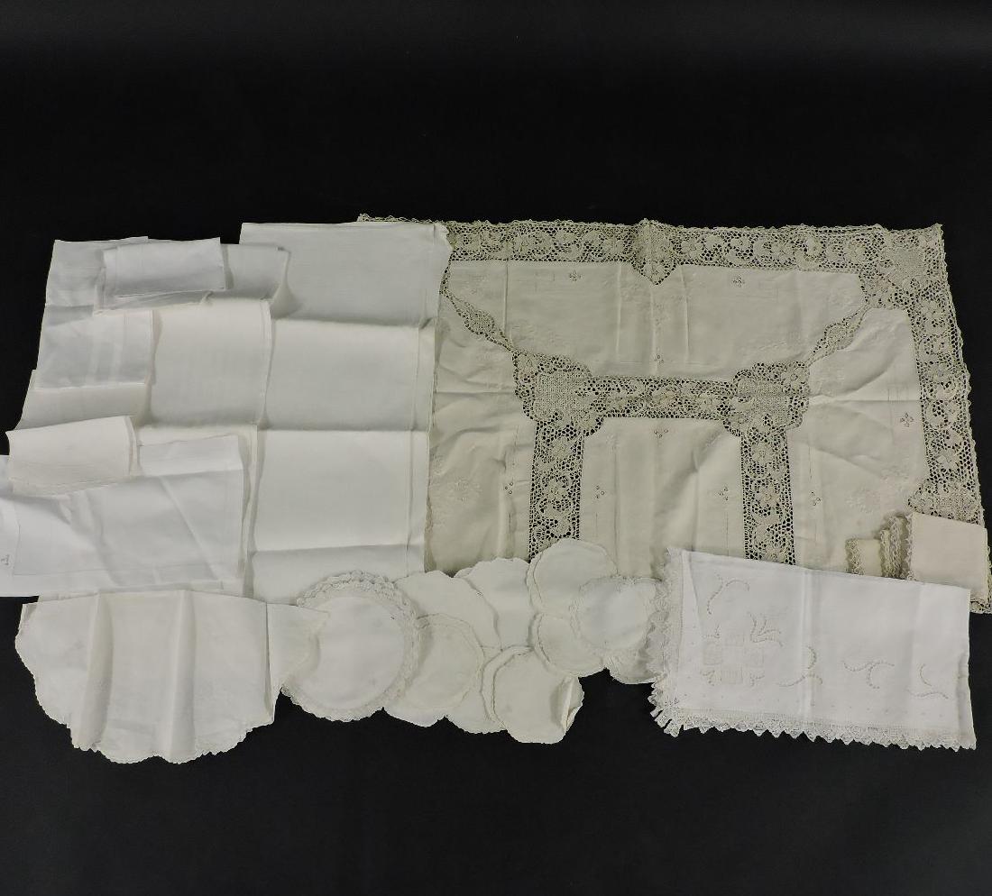 A large quantity of English and Irish table linens (1 of 2)