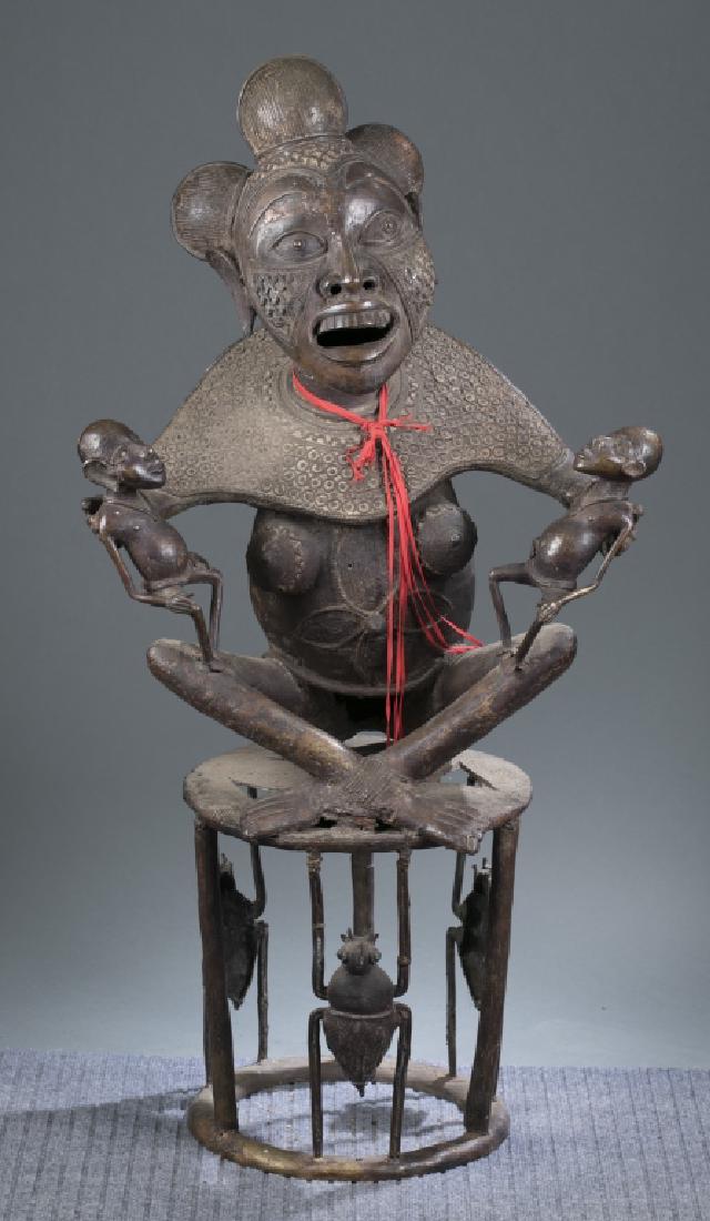 Camroon Grasslands style seated female brass figur (1 of 3)