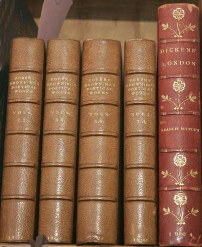 [ENGLISH LITERATURE]. 2 Titles (5 Vols). ++ T: [ENGLISH LITERATURE]. 2 Titles (5 Vols). ++ The Poetical Works Of Robert Browning. 4 Vols. Lon: Smith, Elder & Co., 1902. 12mo. Full green levant morocco, ribbed spines, aeg. Spine faded to tan. ++ Fr