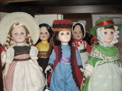 5 Effanbee International Dolls: 5 Effanbee International Dolls; Germany, Hungry, Ireland, Turkey, Peru. All dolls are in good condition with original boxes, but the boxes are in poor condition. This is a live auction at our physical