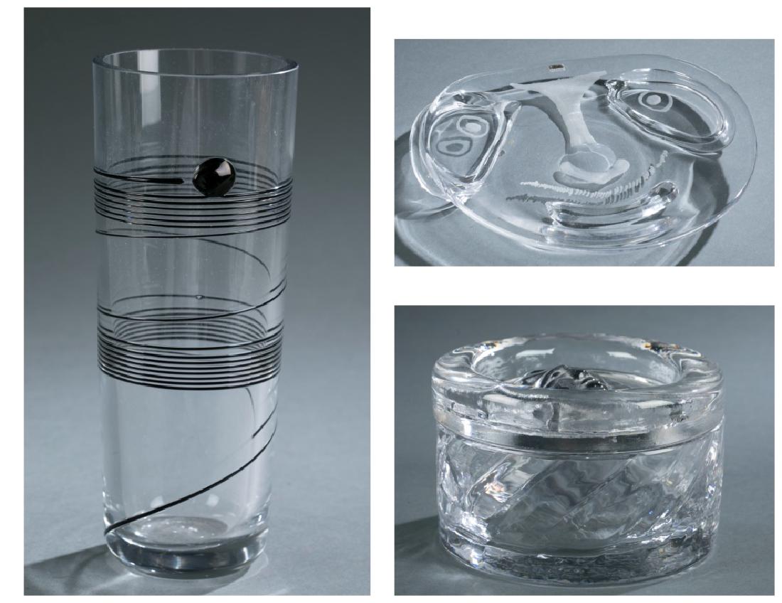 Kosta Boda vase, male figure & art glass box.: A Kosta Boda "Spin" vase by Bertil Vallien. Clear body with black swirl and circle design. On bottom, inscribed Boda, B. Vallien, and 98414. ++ A Kosta Boda clear and etched glass male face by Erik Ho