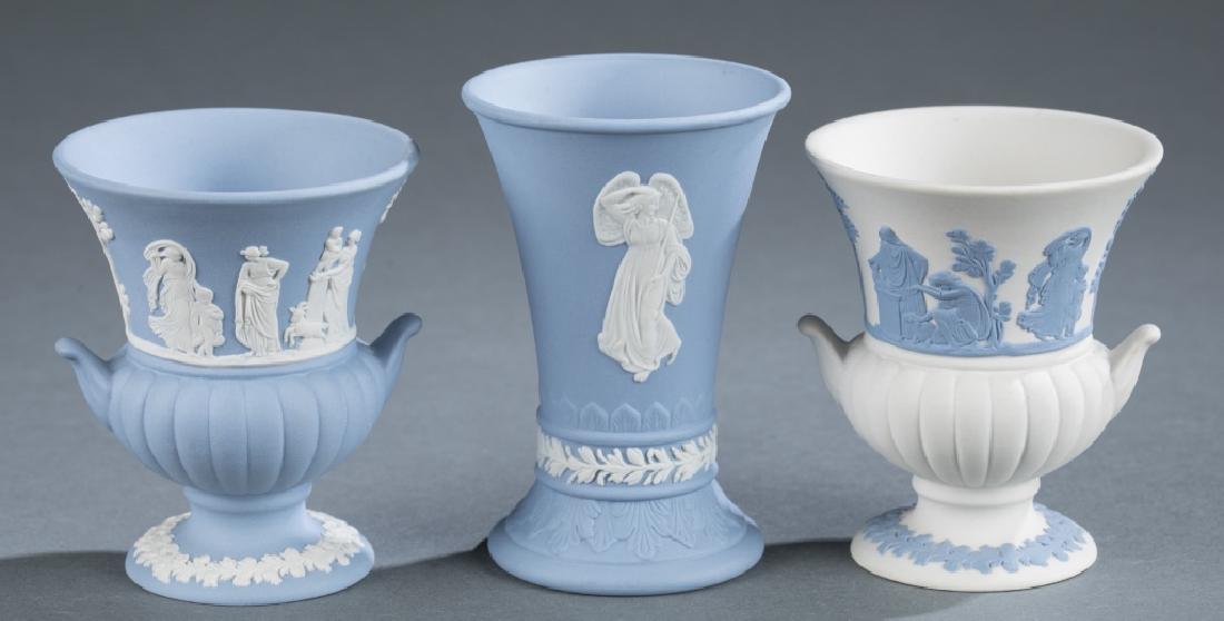 3 Wedgwood jasperware urns. 20th century. (1 of 10)