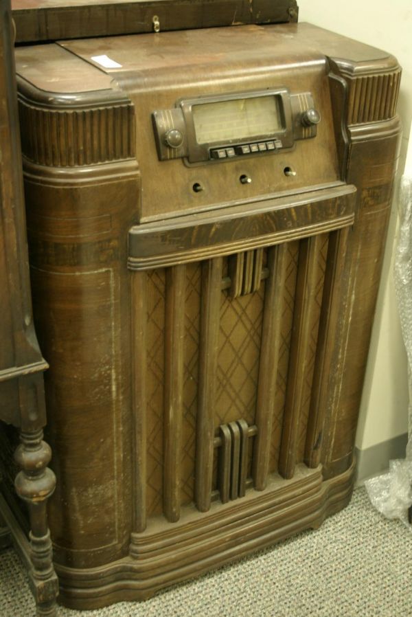 805 Lot of 2 Vintage silvertone console radios; 7050