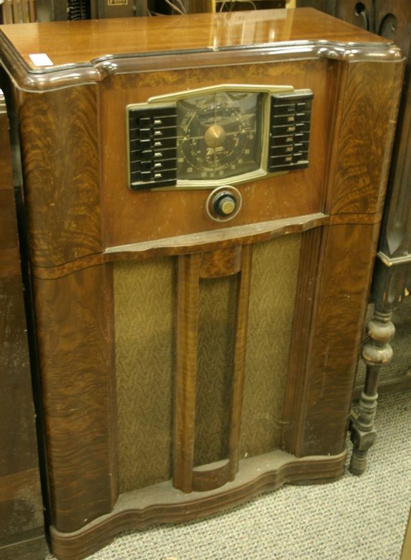 Zenith multiband short wave wood console radio.