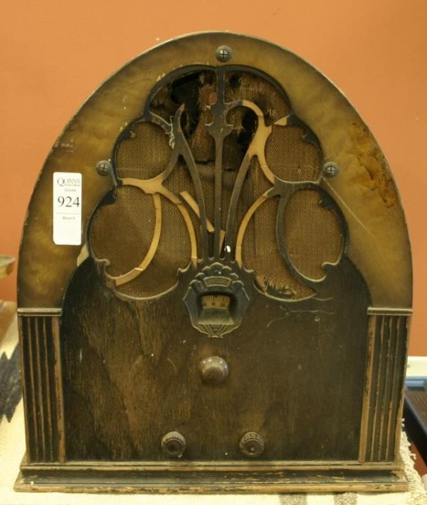 Philco Model 20 medium cathedral radio; 3 knob, 7