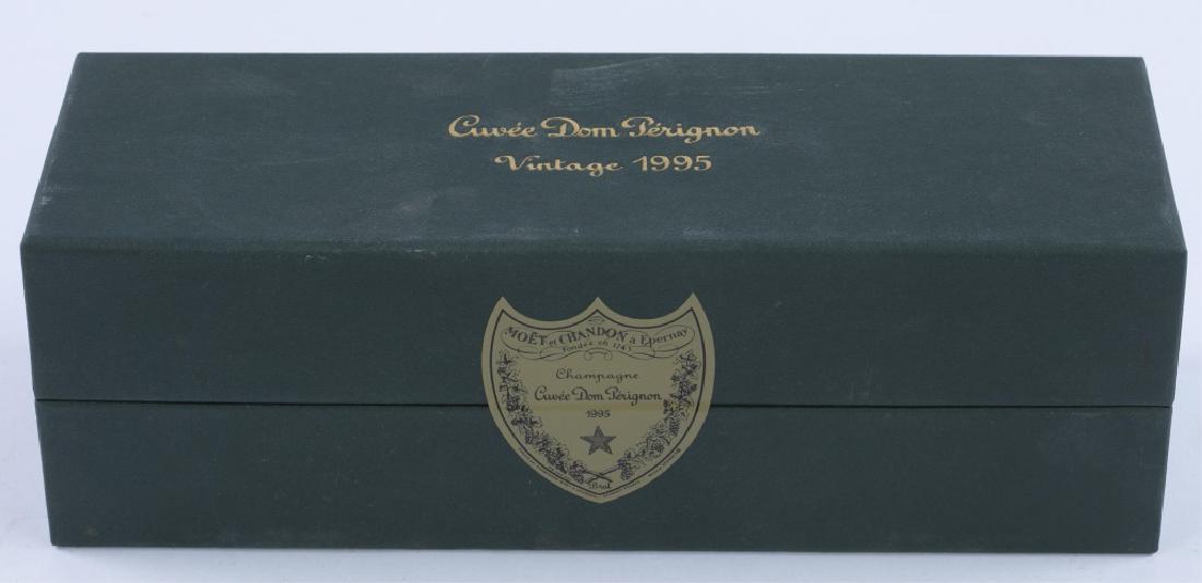 Moet et Chandon,Vintage 1995. Cuvée Dom Pérignon.: One bottle Moet et Chandon, Vintage 1995. Cuvée Dom Pérignon, vintage sparkling champagne in collector's box (750 ml).