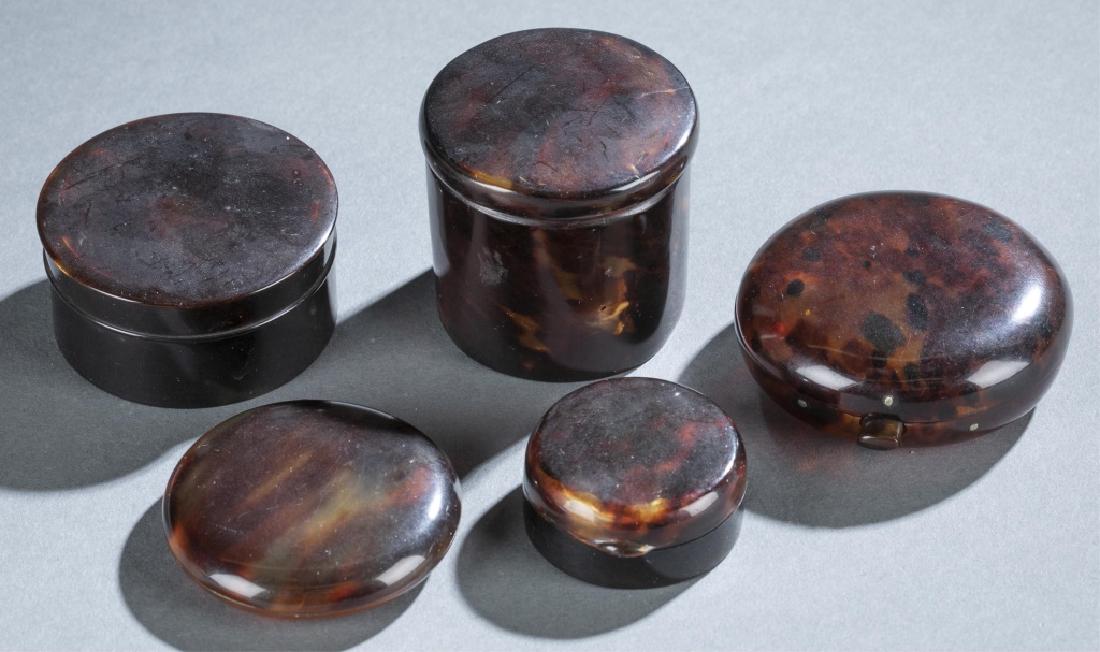 5 Tortoise Shell, round containers, 19th/20th c.: A group of five Tortoise Shell round containers. 19th/20th century. ++ Two tortoise shell hinged containers. ++ Two tortoise shell containers with lids. ++ One tortoise shell container with mirror and